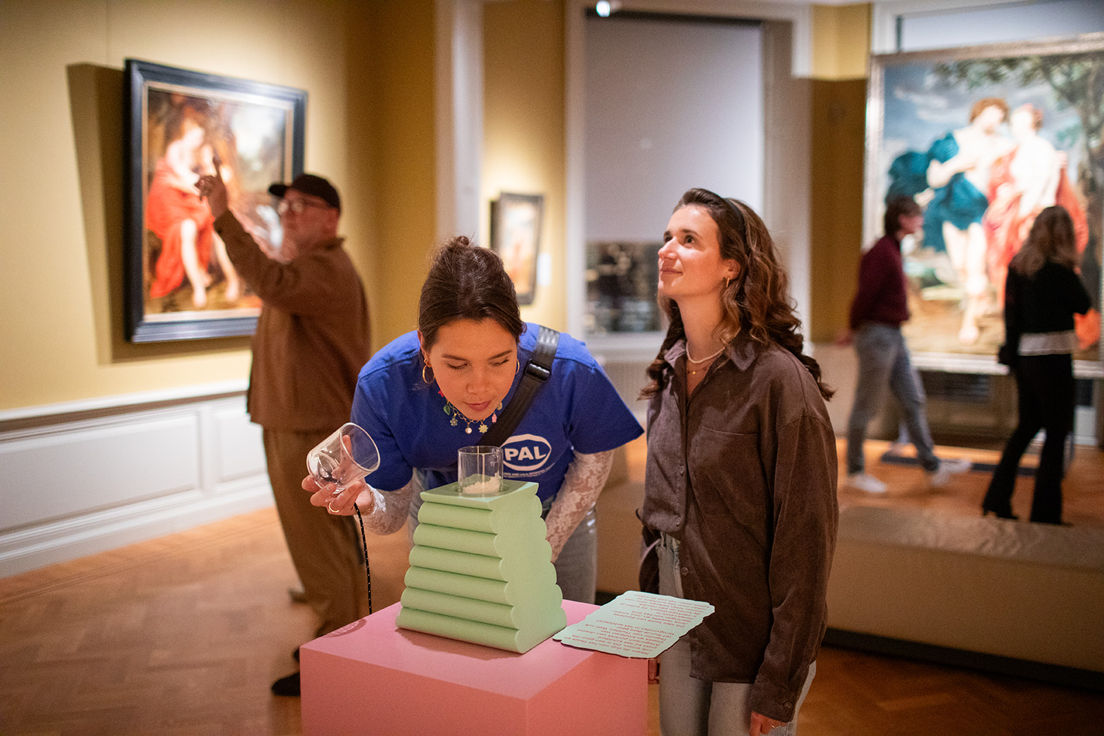 Tijdens haar bezoek ontdekte Noortje dat een kunstmuseum veel meer is dan alleen schilderijen bekijken. Door de interactieve onderdelen, de verschillende tentoonstellingen en de rustige sfeer bleef het bezoek interessant.